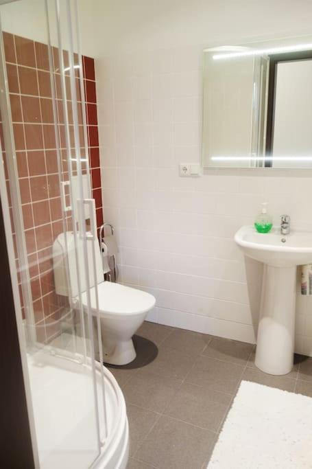 Stunning 2 Bedroom In Quite Part Of Lejlighed Riga